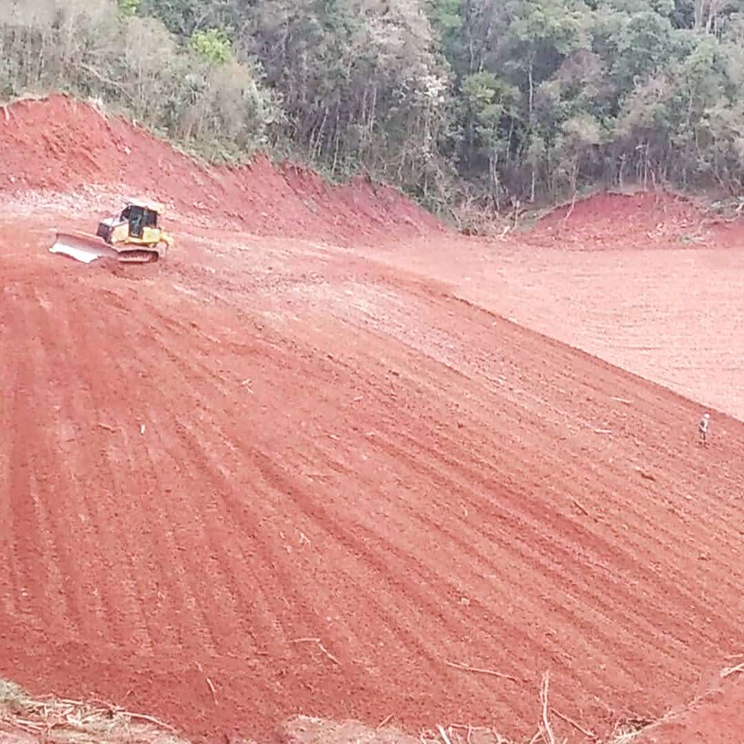 Drum Terraplanagem - Obra de grande porte com rolo e escavadeiras